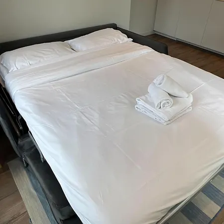 1Br Near Republique Parigi